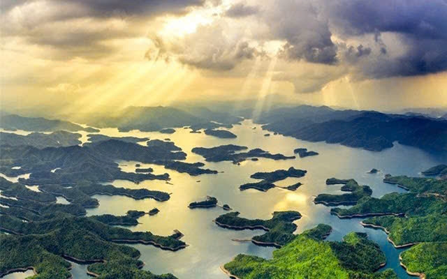 Hồ Tà Đùng, một kiệt tác thiên nhiên được ví như “Vịnh Hạ Long thu nhỏ” của vùng đất Tây Nguyên, là điểm đến lý tưởng cho du khách trong nước và quốc tế yêu thiên nhiên hoang sơ và văn hoá địa phương