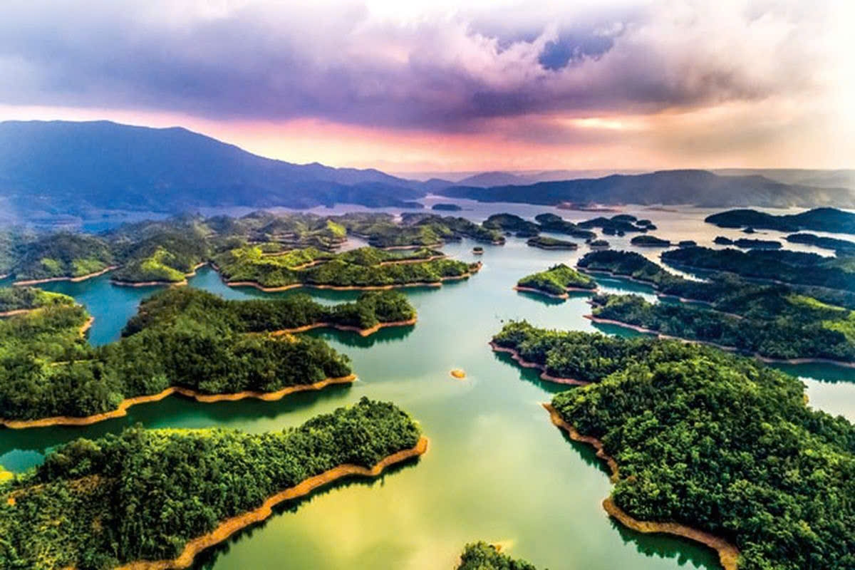 Cảnh sắc Tà Đùng với đặc trưng hoang sơ và hùng vĩ luon thu hút du khách tring nước và quốc tế quanh năm