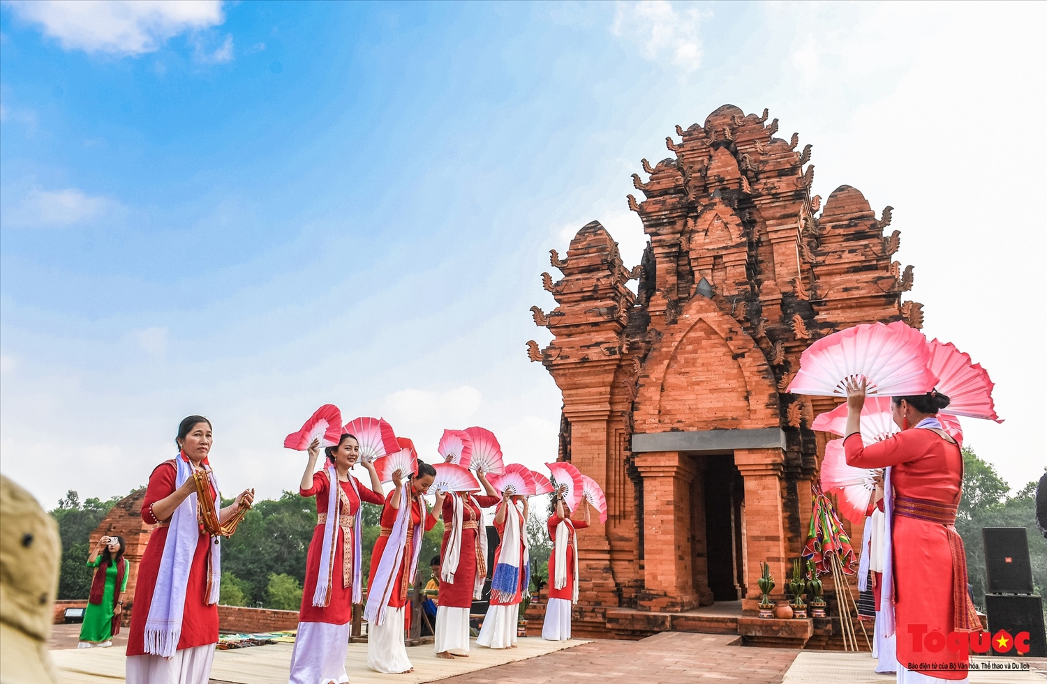 Survey results indicate that, alongside socio-economic development, the traditional cultures of ethnic minority groups are being preserved and fostered. Pictured here is a dance performance during the Cham people’s Ka-te festival
