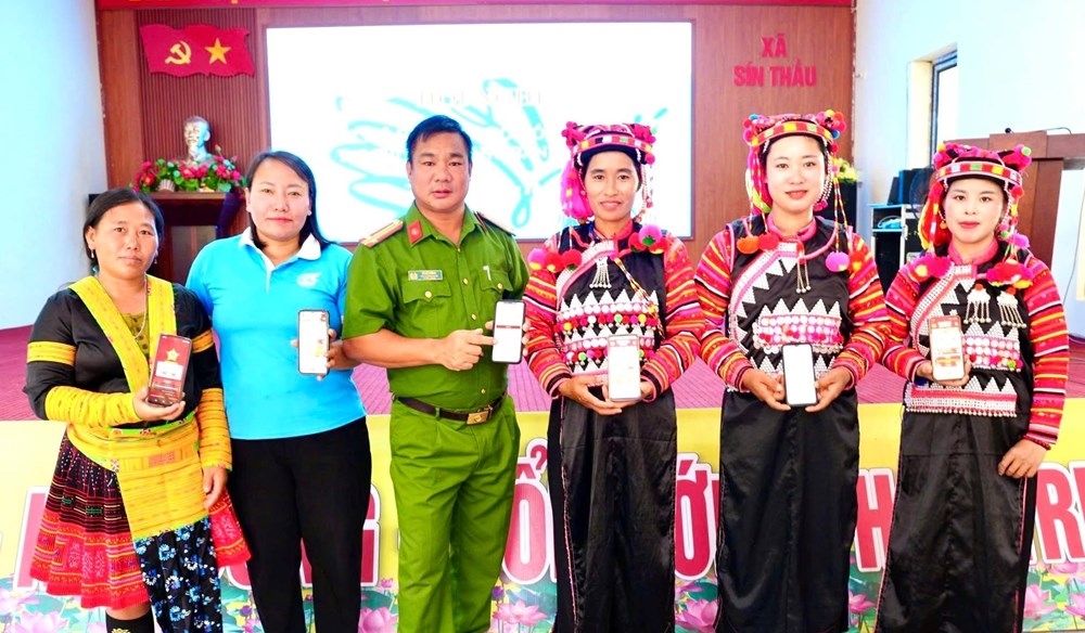 Cán bộ Công an xã Sín Thầu hướng dẫn hội viên phụ nữ bản Suối Voi sử dụng điện thoại thông minh, nâng cao kỹ năng nhận diện và phòng tránh các thủ đoạn lừa đảo trên không gian mạng