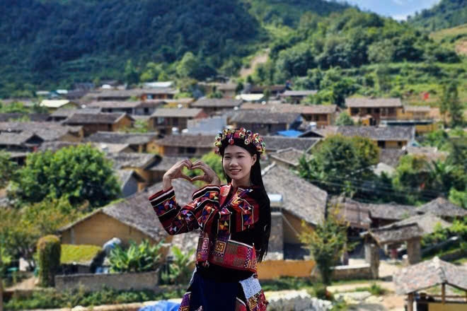 Du khách check-in tại thôn Lô Lô Chải