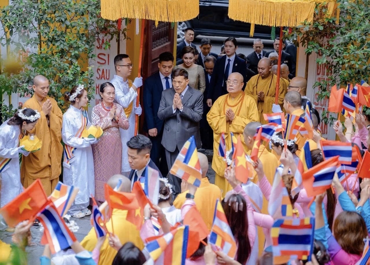Nhà vua và hoàng hậu Thái Lan đến thăm trụ sở Trung ương Giáo hội Phật giáo Việt Nam, chùa Quán Sứ