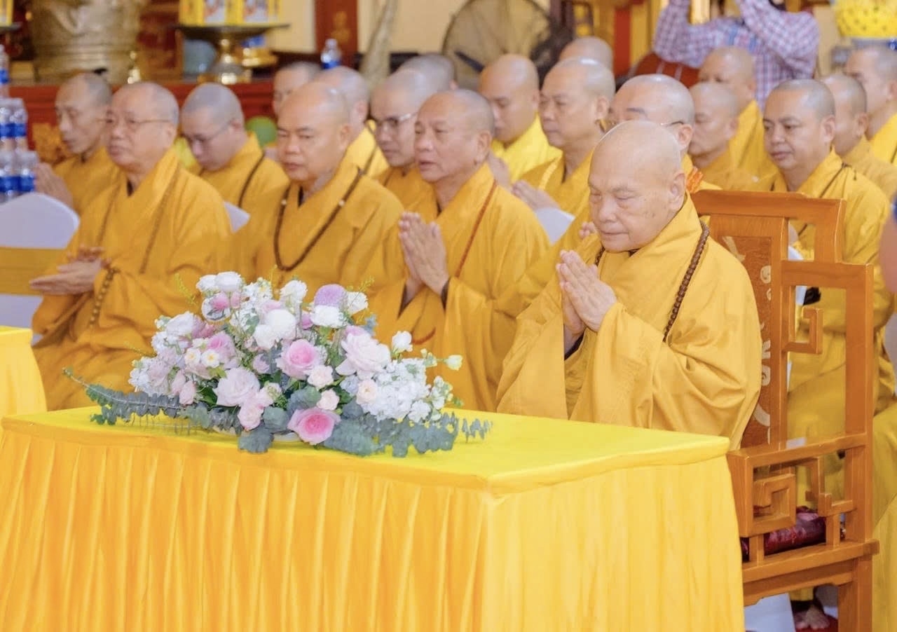 Hòa thượng Thích Thiện Nhơn cùng chư tôn giáo phẩm Giáo hội Phật giáo Việt Nam đón tiếp Nhà vua và Hoàng hậu Thái Lan