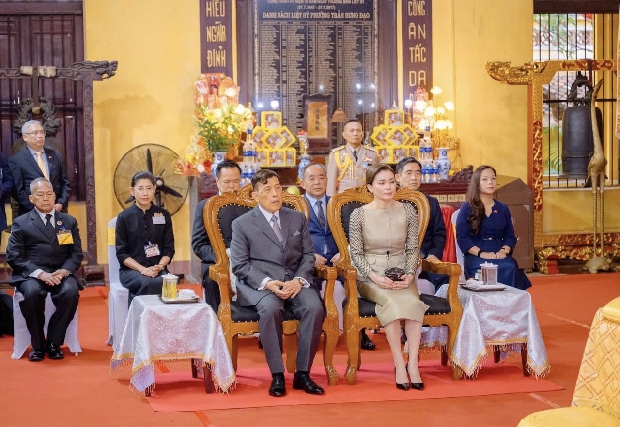 Nhà vua Maha Vajiralongkorn và Hoàng hậu Suthida Thái Lan tại buổi thăm