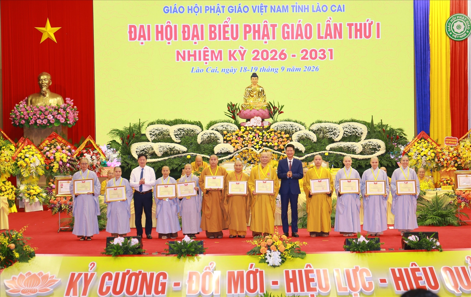 Tập thể và cá nhân đã có thành tích xuất sắc nhận Bằng khen của Ủy ban Mặt trận Tổ quốc Việt Nam tỉnh Lào Cai