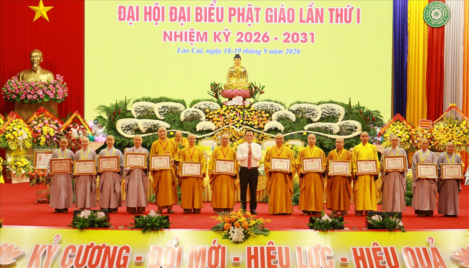 Ủy viên Ban Thường vụ Tỉnh ủy, Phó Chủ tịch UBND tỉnh Lào Cai Giàng Quốc Hưng trao tặng Bằng khen của Chủ tịch UBND tỉnh Lào Cai cho 5 tập thể và 10 cá nhân
