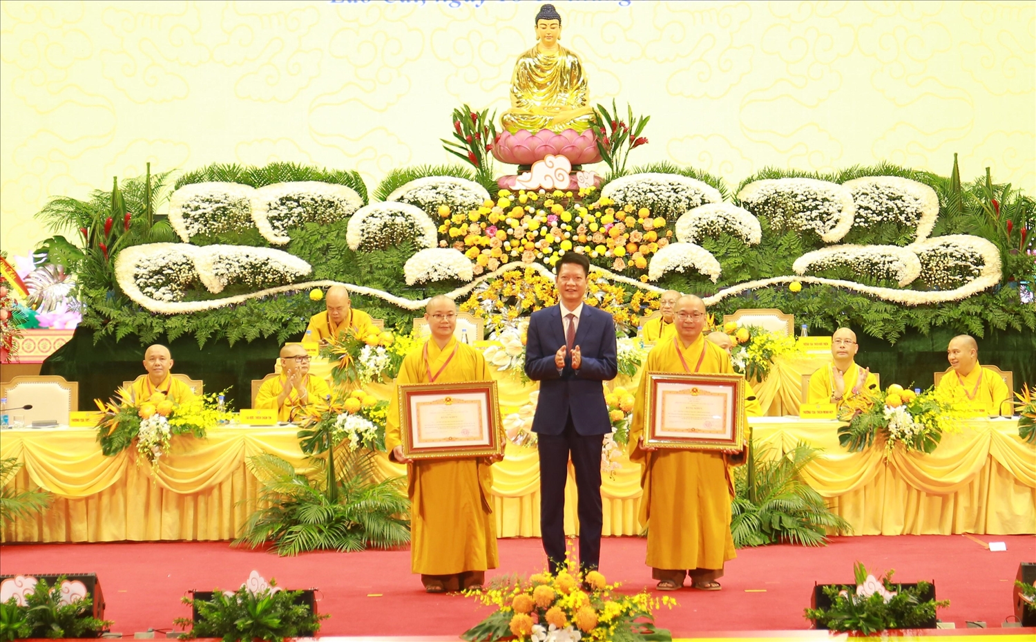 Phó Bí thư Tỉnh ủy Lào Cai Nguyễn Thế Phước trao tặng Bằng Khen của Thủ tướng Chính phủ cho Đại đức Thích Trung Kính và Đại đức Thích Thanh Trí