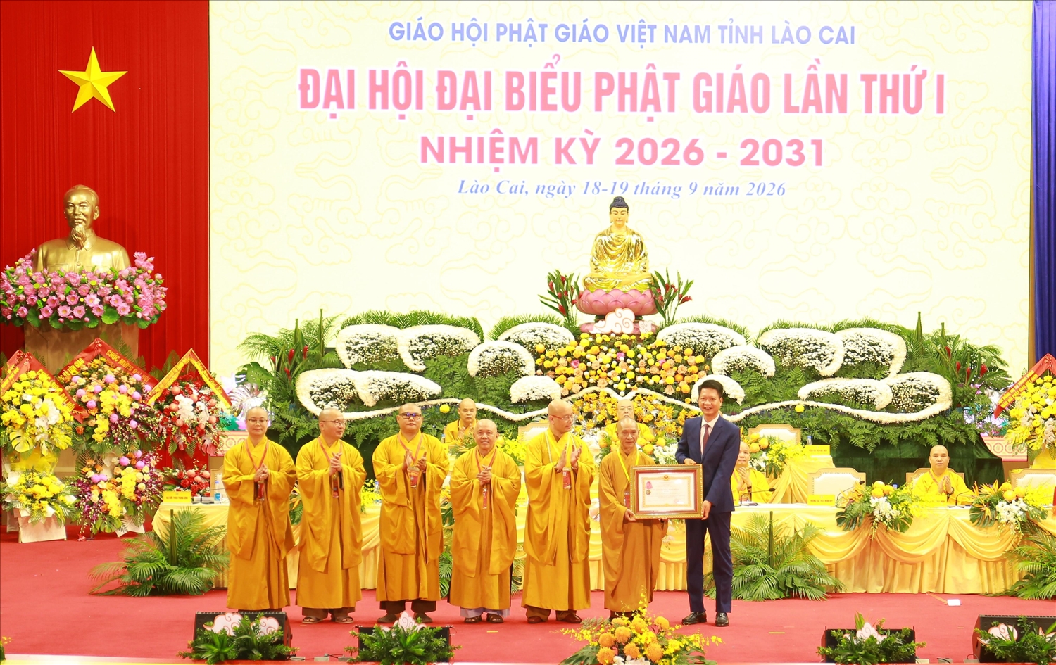 Phó Bí thư Tỉnh ủy Nguyễn Thế Phước trao Huân chương Lao động hạng Ba cho Ban Trị sự Giáo hội Phật giáo Việt Nam tỉnh Lào Cai; Huân chương Lao động hạng Nhì cho Hòa thượng Thích Thanh Điện; Huân chương Lao động hạng Ba Thượng tọa Thích Minh Huy, Phó Trưởng ban Thường trực Ban Trị sự Giáo hội Phật giáo Việt Nam tỉnh Lào Cai
