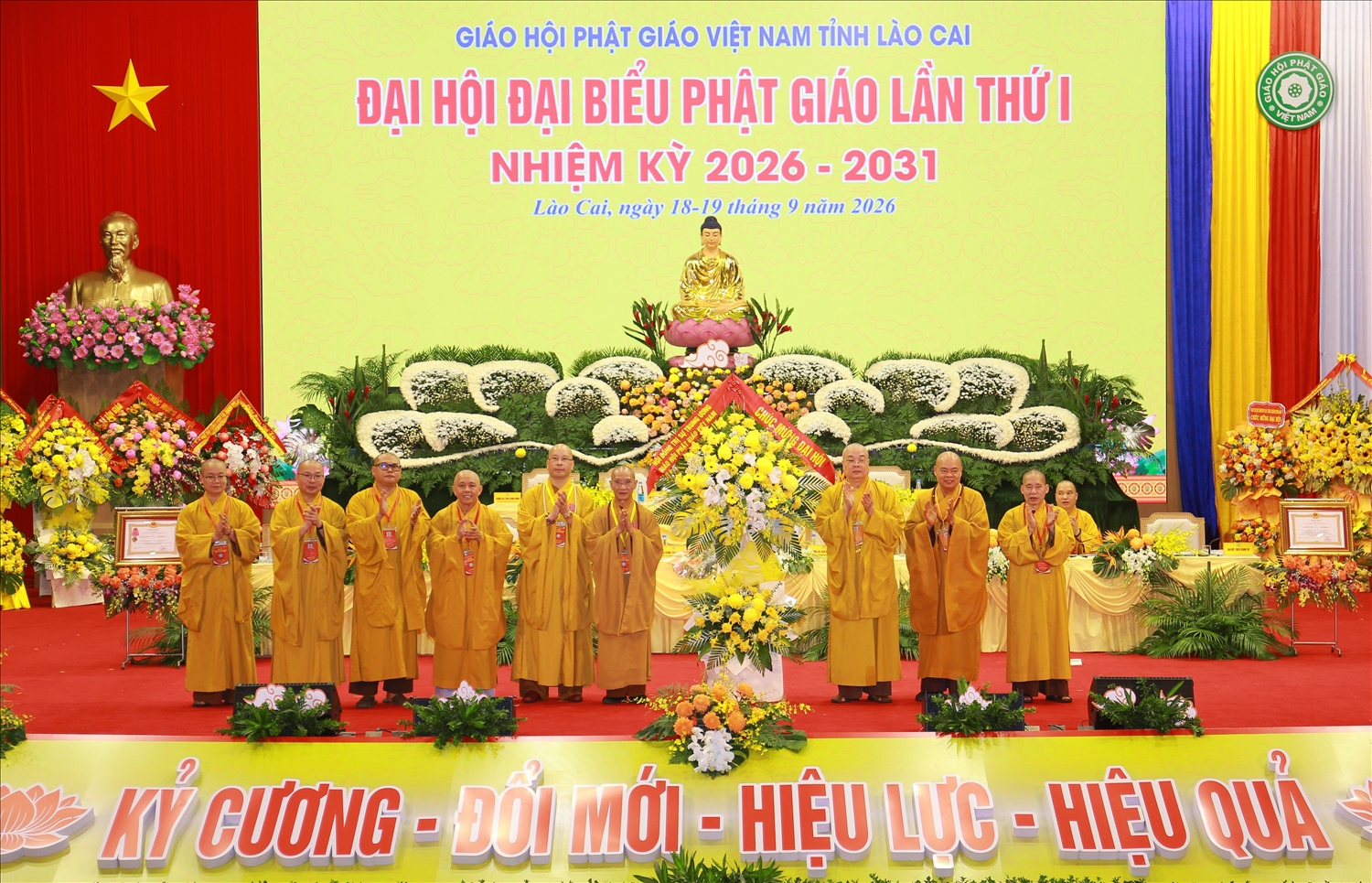 Hội đồng Trị sự Trung ương Giáo hội Phật giáo Việt Nam tỉnh Lào Cai tặng hoa chúc mừng Đại hội
