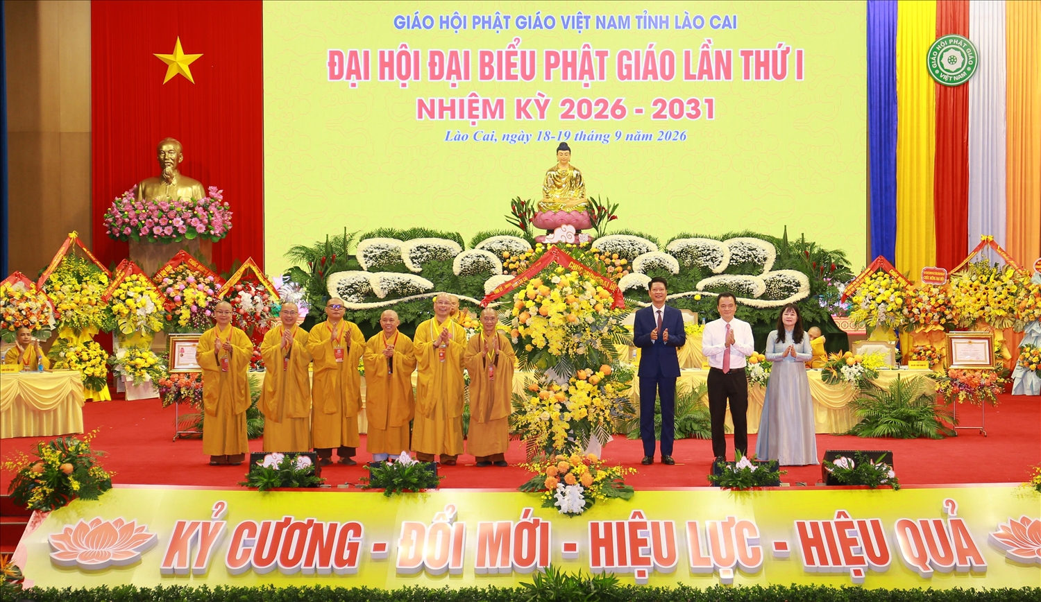 Phó Bí thư Tỉnh ủy Lào Cai Nguyễn Thế Phước tặng hoa chúc mừng Đại hội