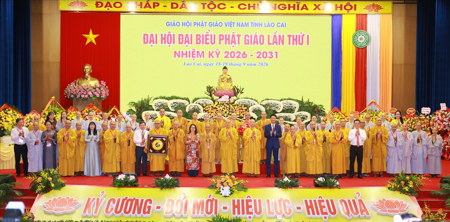 Các đại biểu chụp ảnh lưu niệm với tân Ban Trị sự Giáo hội Phật giáo Việt Nam tỉnh Lào Cai