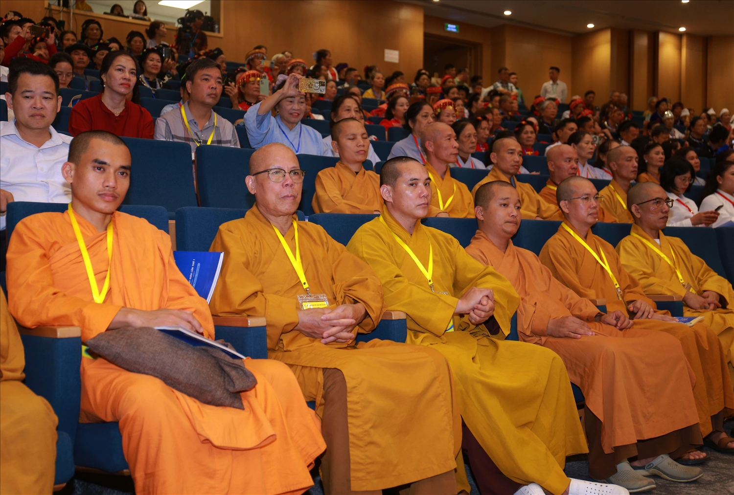 Đại biểu tăng ni, phật tử tham dự Đại hội