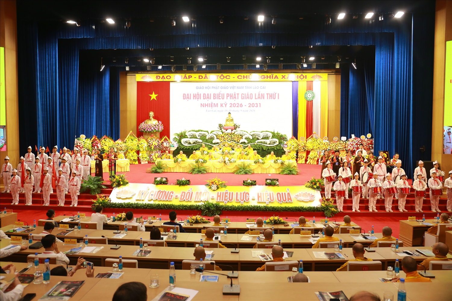 Các đại biểu tham dự chương trình văn nghệ chào mừng Đại hội