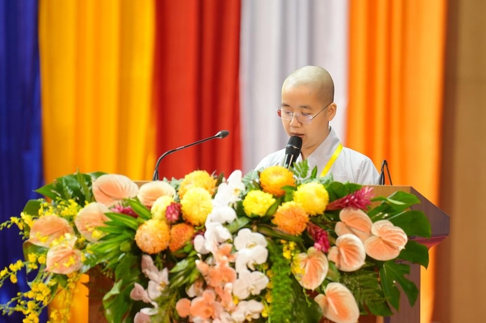 Sư cô Thích Diệu Thiện trình bày tham luận tại Đại hội