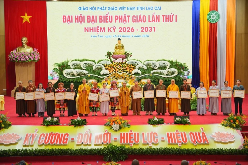 Ban Trị sự Giáo hội Phật giáo Việt Nam tỉnh Lào Cai tặng Bằng Tuyên dương công đức đến các cá nhân 
