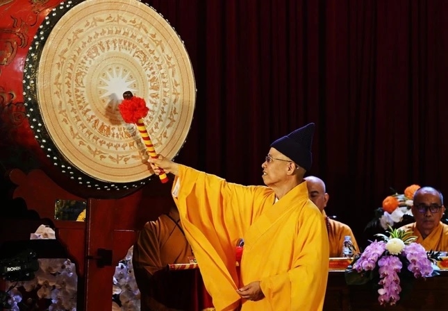Hòa thượng Thích Thanh Quyết, Viện trưởng Học viện Phật giáo Việt Nam tại Hà Nội gióng trống khai giảng năm học mới