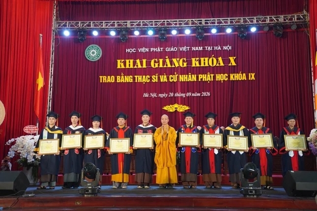 Các tăng ni sinh nhận Quyết định công nhận học vị