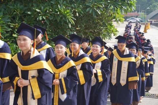 Tăng ni sinh hoan hỷ trong buổi khai giảng