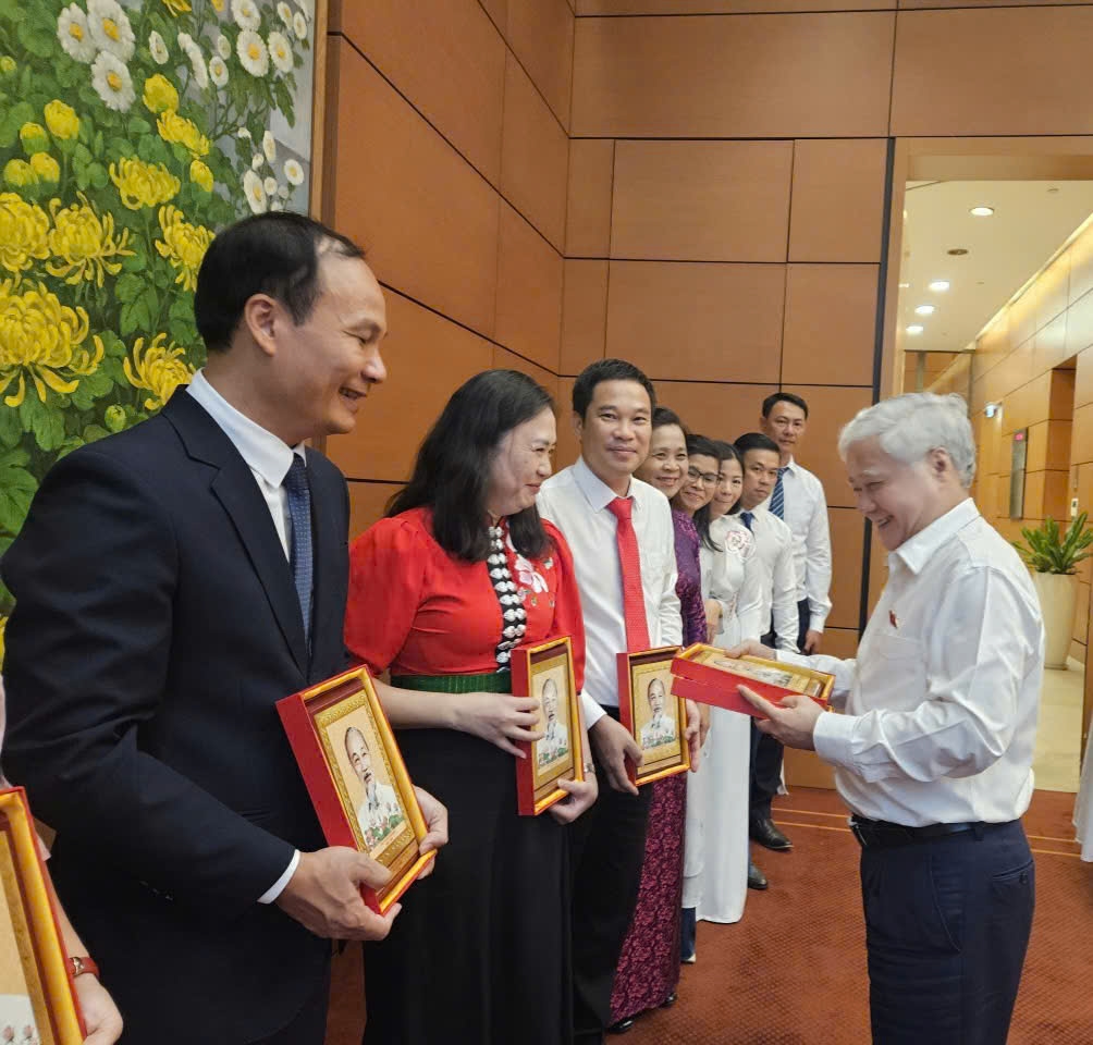 Lãnh đạo Đảng và Nhà nước luôn dành sự quan tâm đến độ ngũ các thầy cô và đặc biệt là công tác đào tạo, giáo dục các học sinh dân tộc thiểu số trong suốt những năm qua…