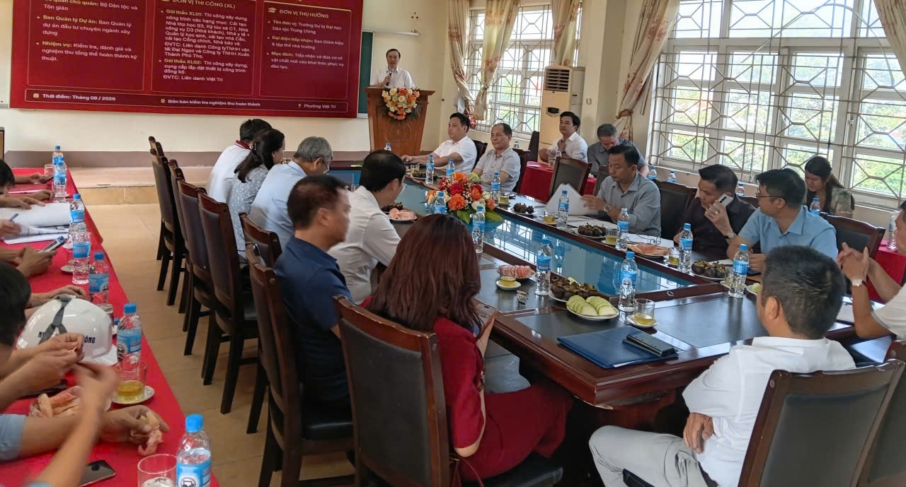 Quang cảnh buổi làm việc