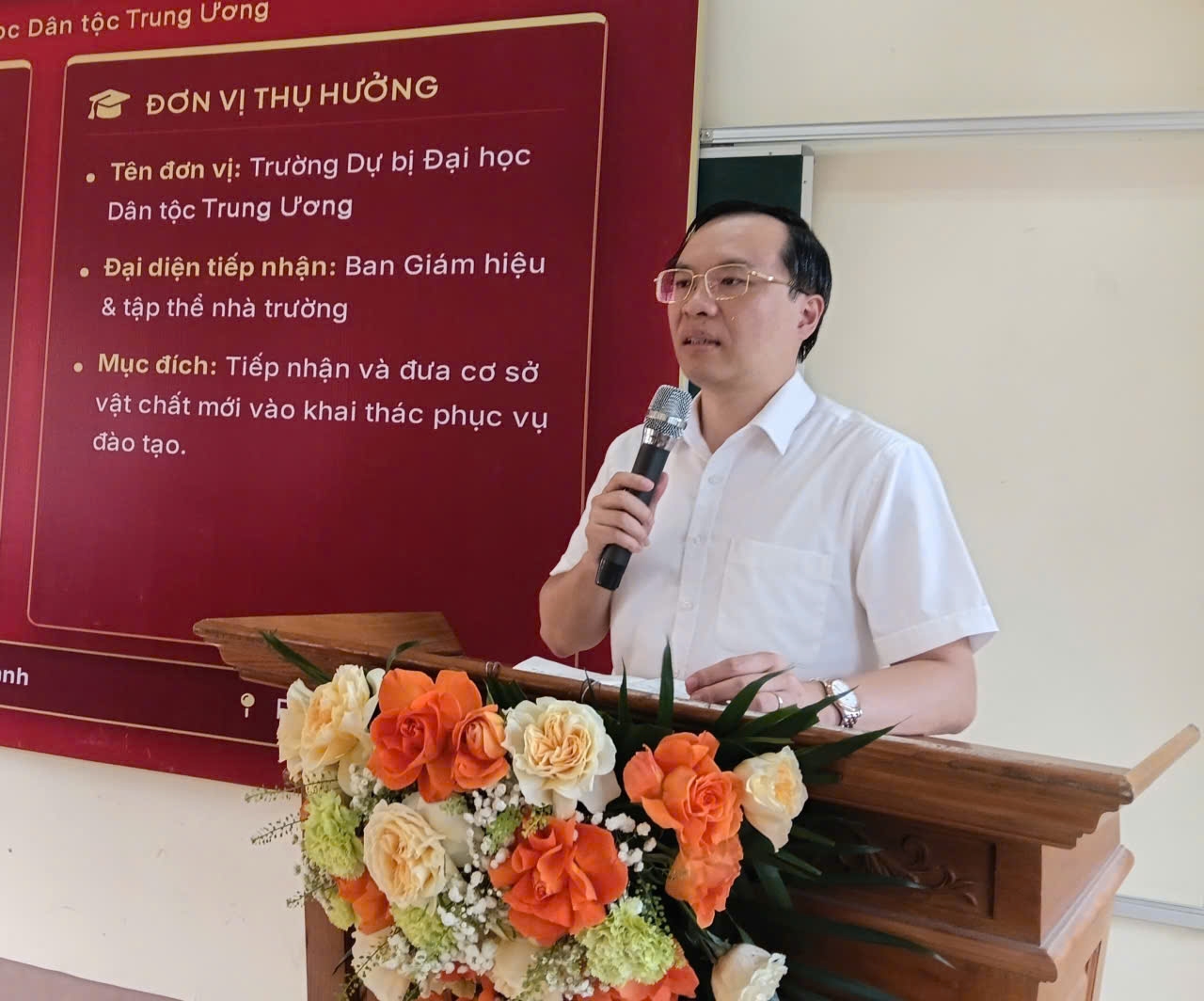 Tiến sĩ Nguyễn Tuấn Anh, Hiệu trưởng Trường Dự bị Đại học Dân tộc Trung ương (tỉnh Phú Thọ) phát biểu tại buổi làm việc