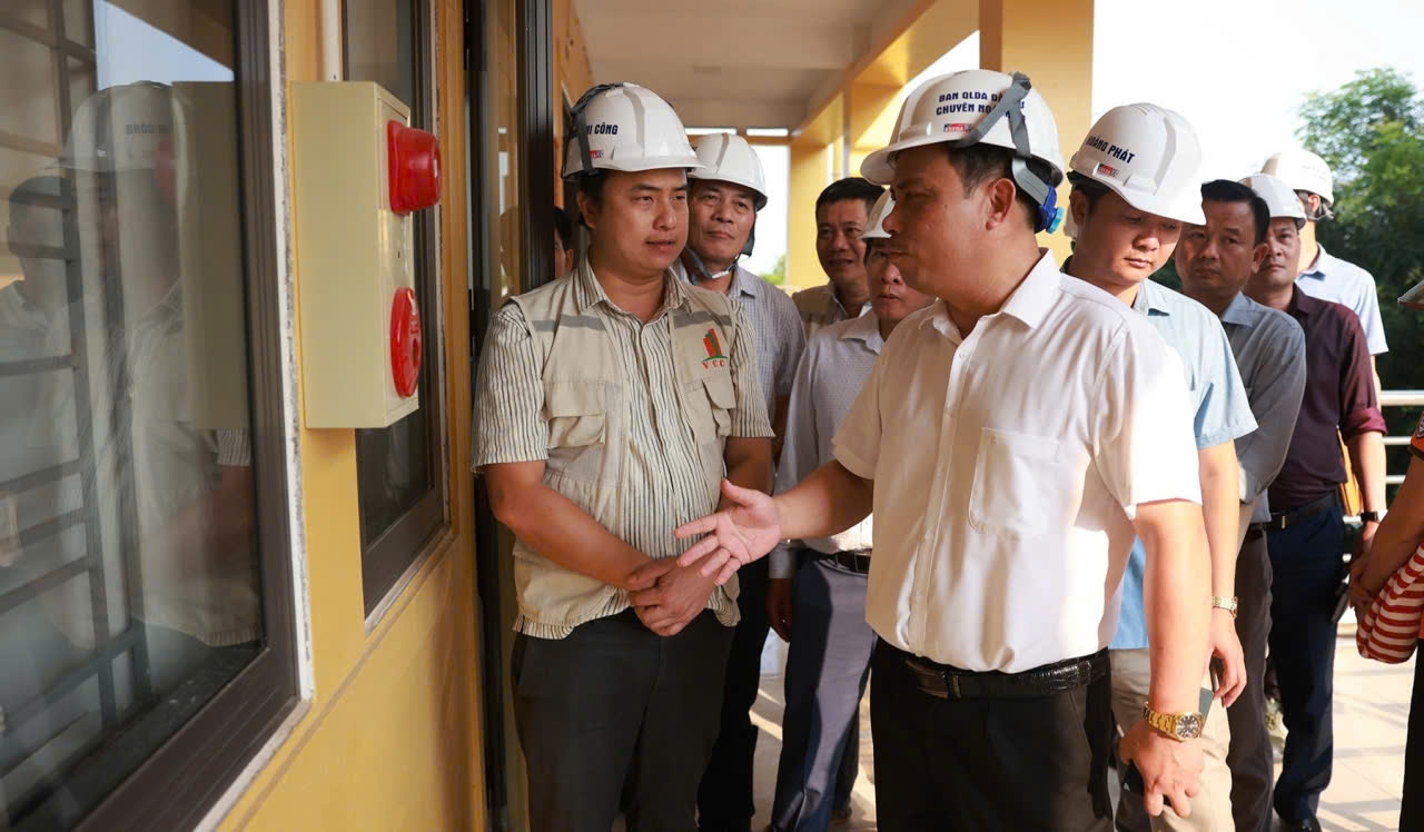 Tiến sĩ Nguyễn Văn Đức, Giám đốc Ban Quản lý Dự án chuyên ngành xây dựng (Bộ Dân tộc và Tôn giáo) kiểm tra, đốn đốc dự án tại Trường Dự bị Đại học Dân tộc Trung ương
