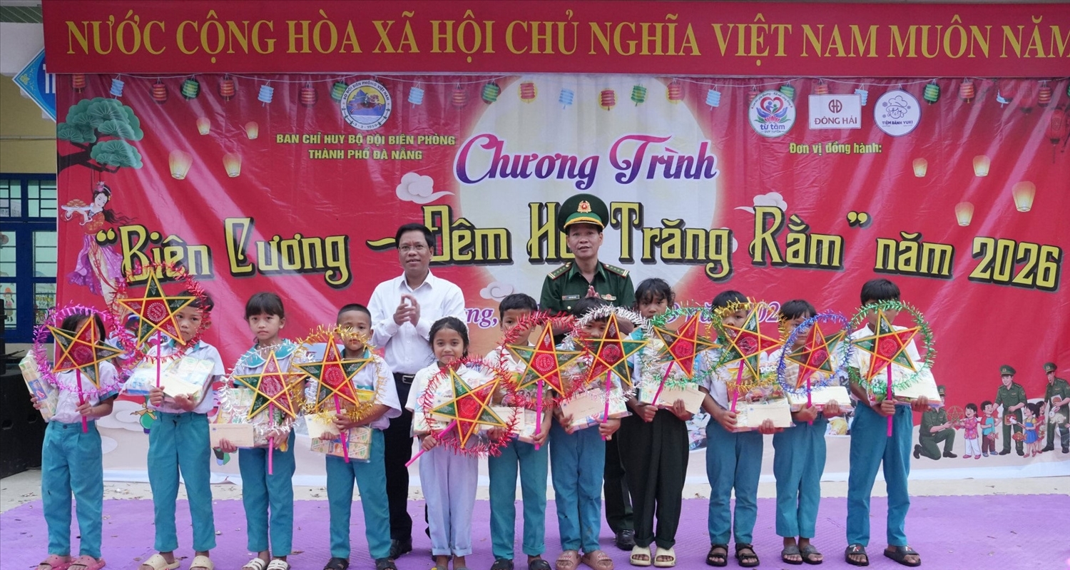 Cán bộ, chiến sĩ Bộ đội biên phòng cùng Lãnh đạo xã Tây Giang trao học bổng cho các em học sinh