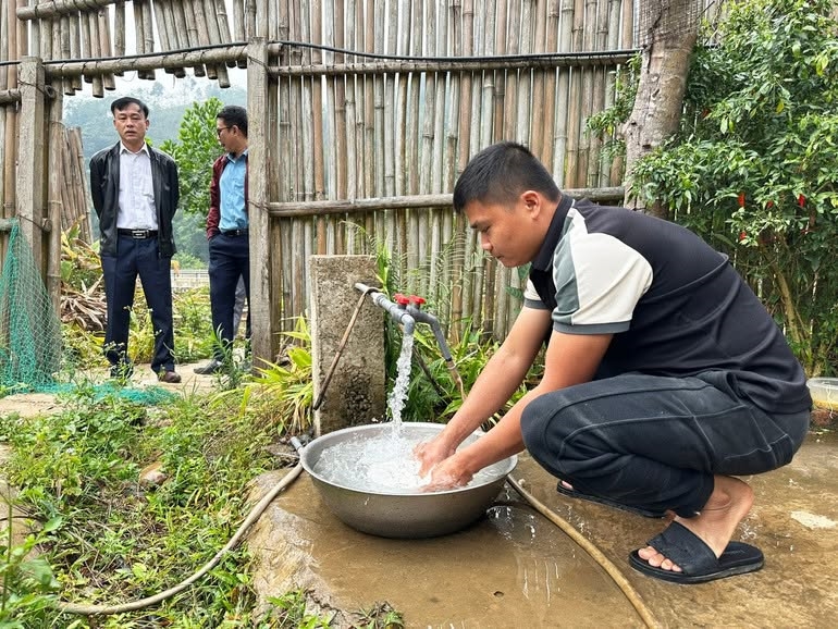 Người dân thôn Nà Vài, xã Bằng Thành, tỉnh Thái Nguyên sử dụng nước sinh hoạt hợp vệ sinh được kéo về tận nhà