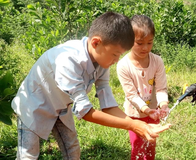 Trẻ em vùng đồng bào dân tộc thiểu số và miền núi tỉnh Phú Thọ được tiếp cận nước sinh hoạt hợp vệ sinh