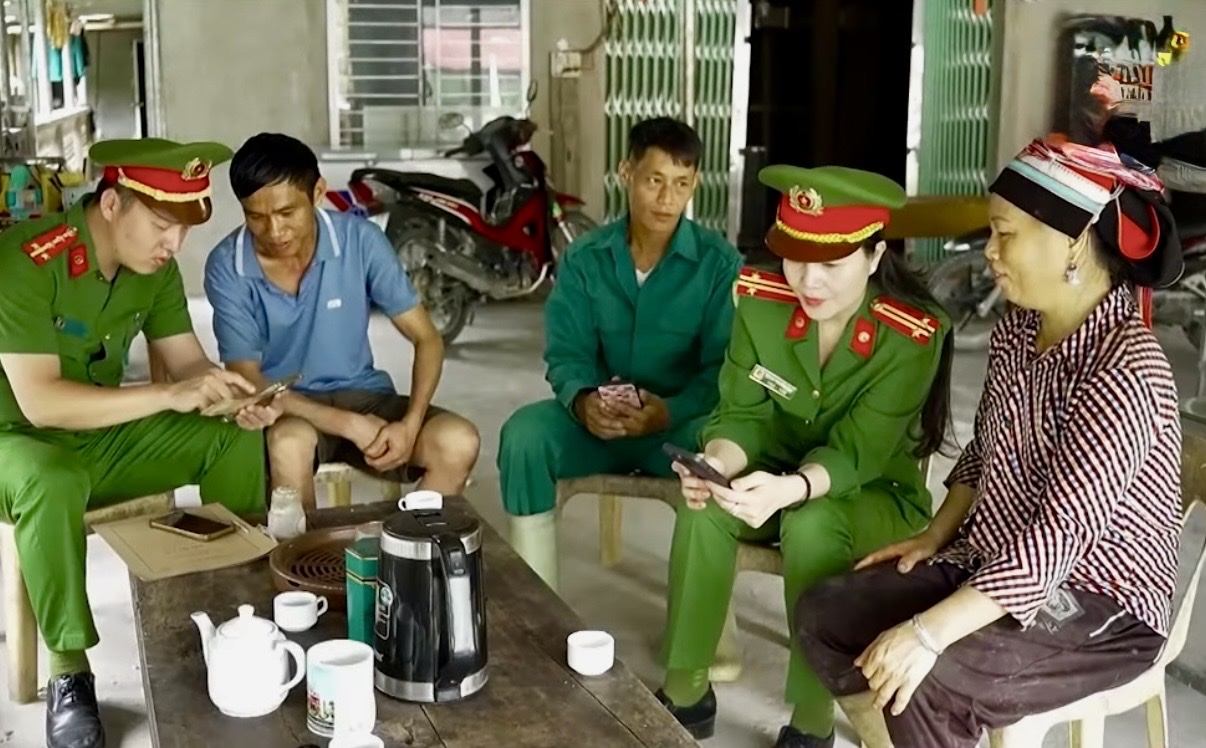 Cán bộ Công an xã Lao Chải (tỉnh Tuyên Quang) hỗ trợ người dân thực hiện thủ tục định danh điện tử