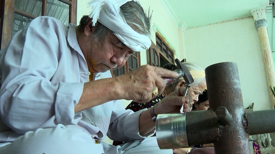 Ông Kinh Văn Cần (xã Ninh Phước, tỉnh Khánh Hòa) tỉ mỉ chạm khắc từng chi tiết trên sản phẩm, đòi hỏi sự khéo léo và kiên nhẫn của người thợ