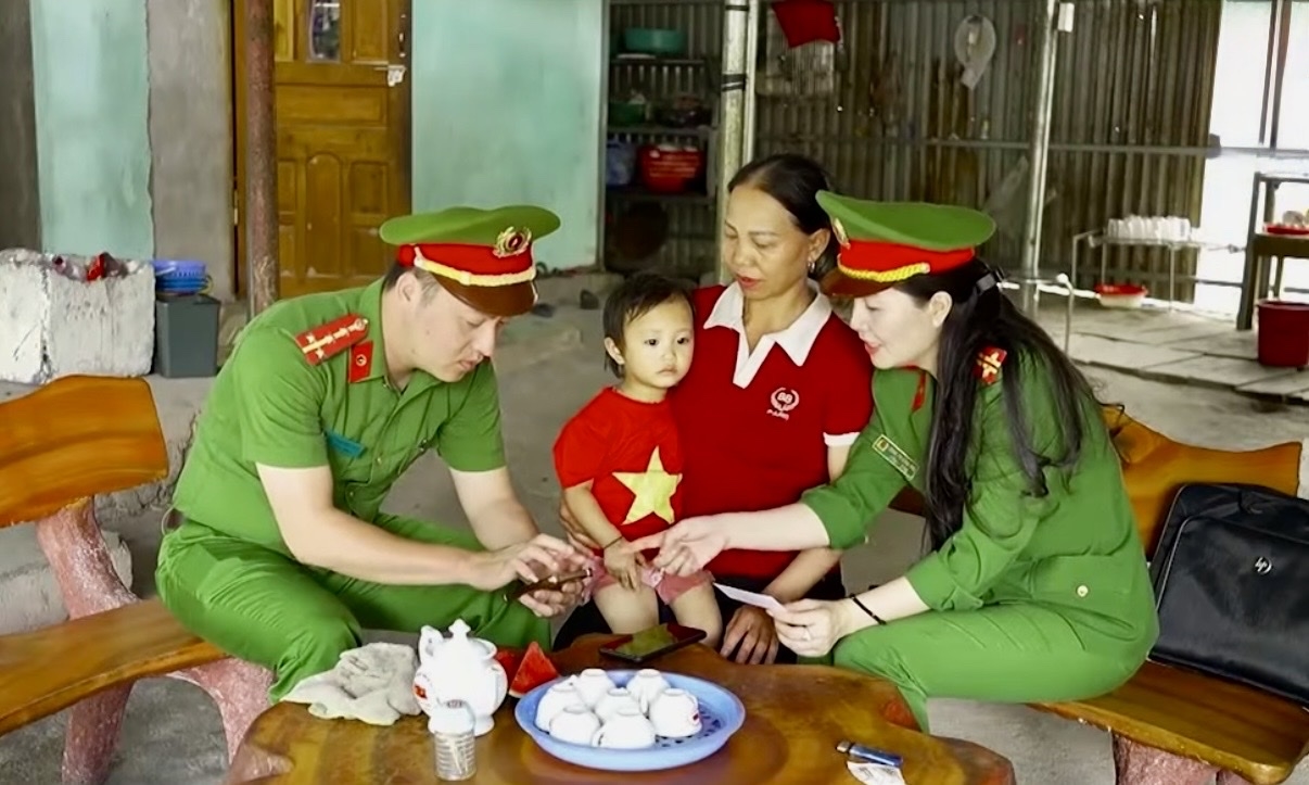Cán bộ Công an xã Lao Chải (tỉnh Tuyên Quang) trực tiếp hướng dẫn người dân sử dụng tài khoản định danh điện tử trên ứng dụng VNeID, VNeTraffic và tiếp cận các tiện ích số phục vụ đời sống