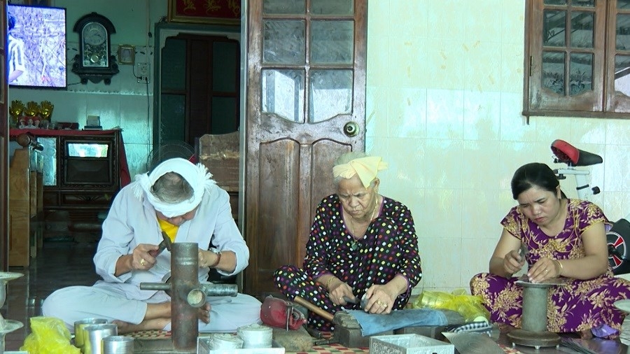 Gia đình ông Kinh Văn Cần và bà Đàng Thị Mỹ Trâm (xã Ninh Phước, tỉnh Khánh Hòa) là nơi duy nhất ở Bàu Trúc hiện còn lưu giữ và thực hành nghề chạm bạc thủ công truyền thống