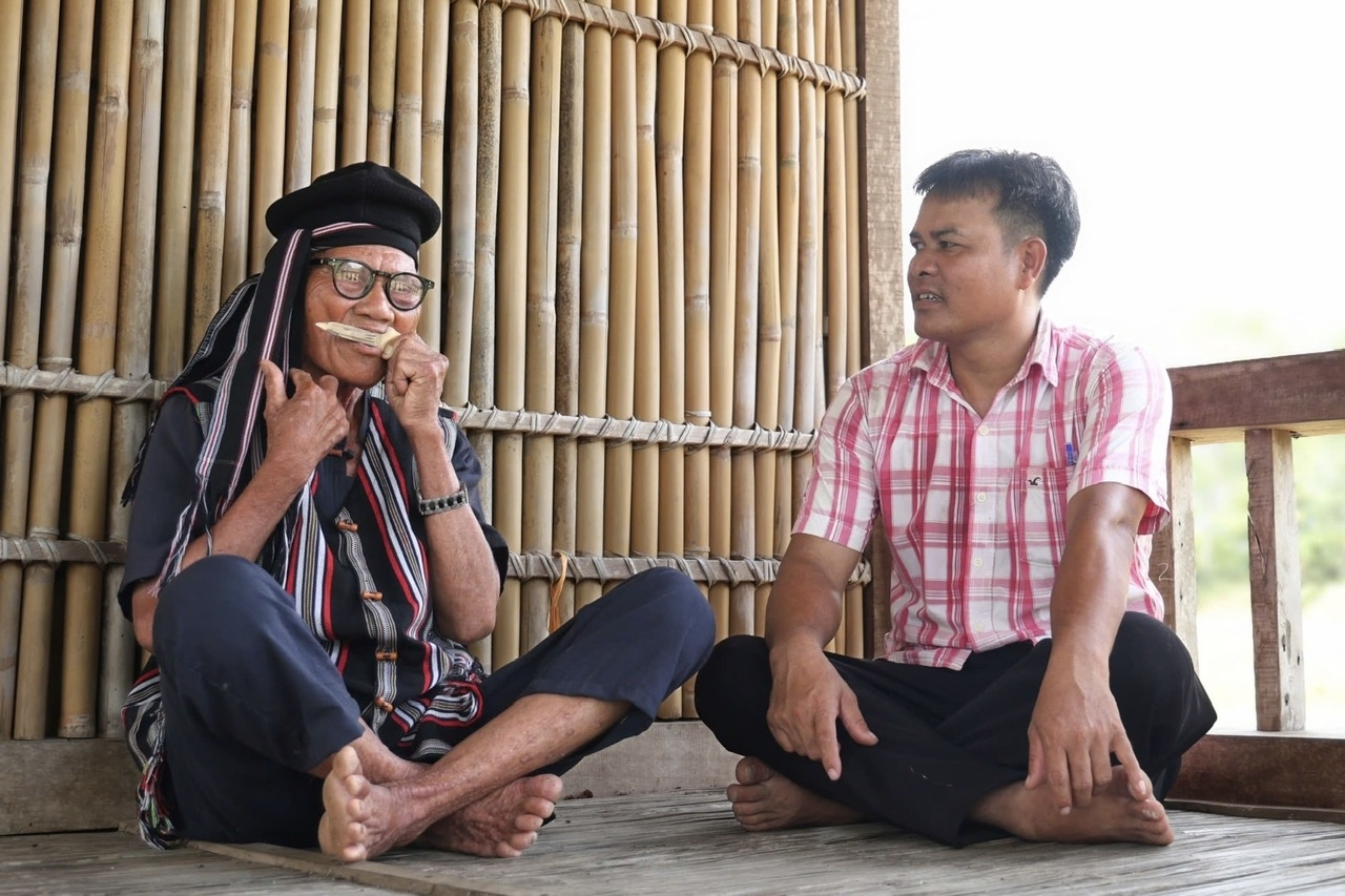 Tiếng đàn Ra ngói vang lên trong cuộc giao lưu giữa già làng Phạm Văn Nguyên và du khách, góp thêm sắc màu cho không gian văn hóa Hrê