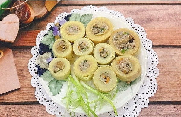 Món măng nhồi thịt hấp cách thủy thành từng khoanh tròn, chấm nước mắm chua ngọt, ăn kèm cơm trắng 