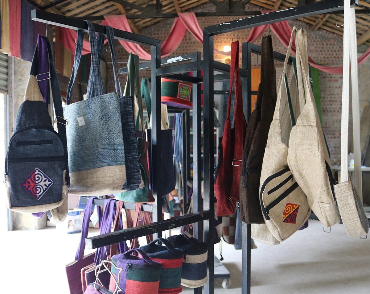 Nhiều sản phẩm lanh trắng do chị Vàng Thị Cầu được thị trường trong và ngoài nước ưa chuộng