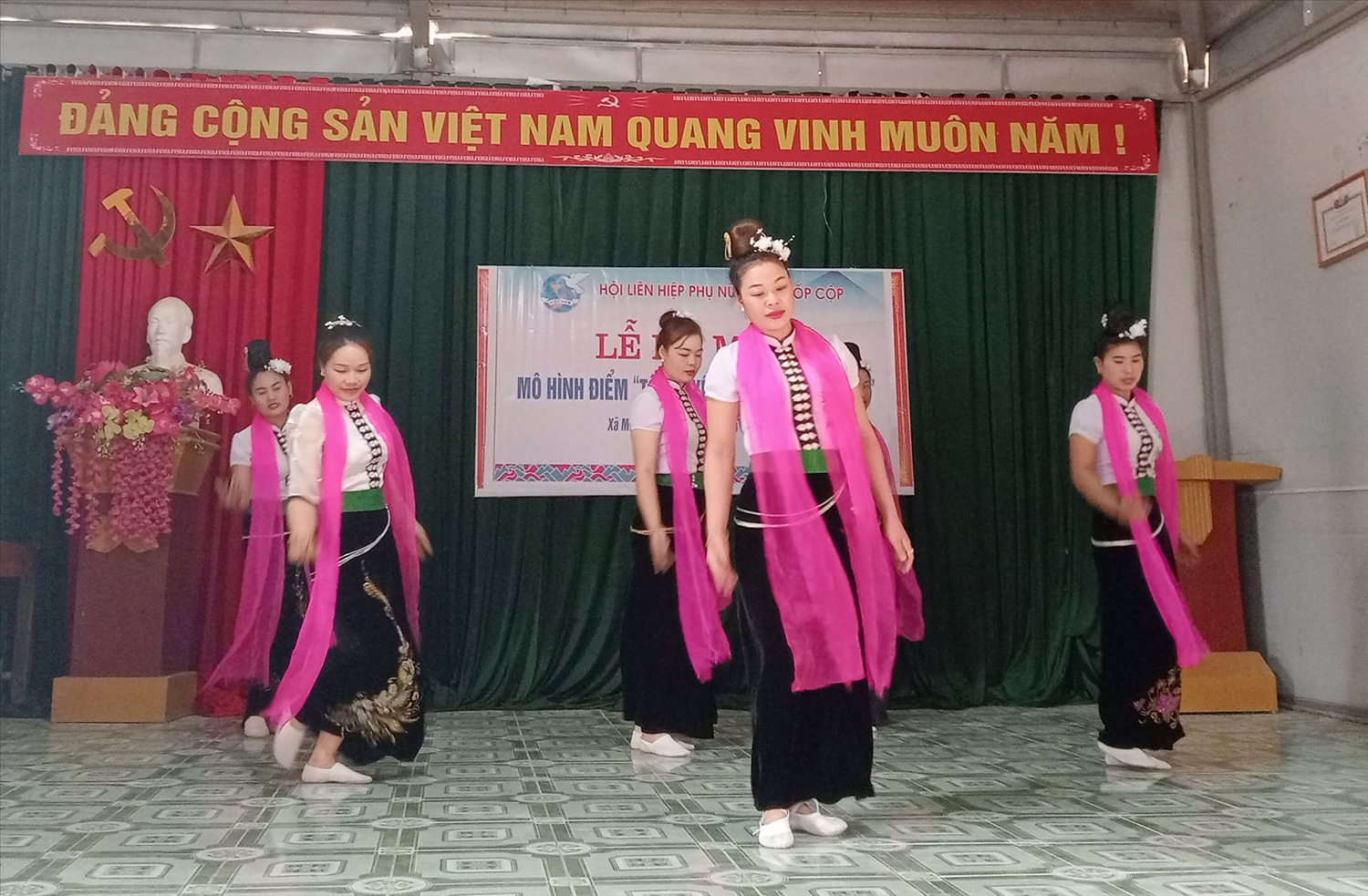 Một lớp tập huấn, truyền dạy di sản văn hoá dân tộc Thái ở xã Mường Lạn (Ảnh Phương Thảo)