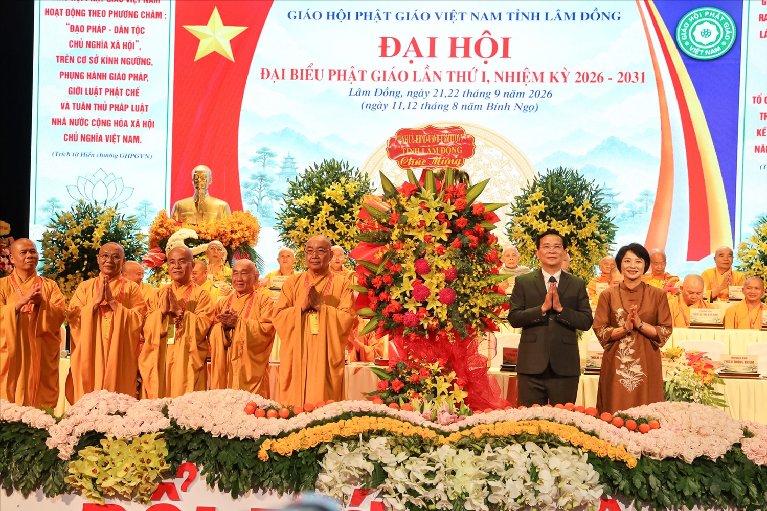 Lãnh đạo tỉnh Lâm Đồng tặng hoa chúc mừng Đại hội