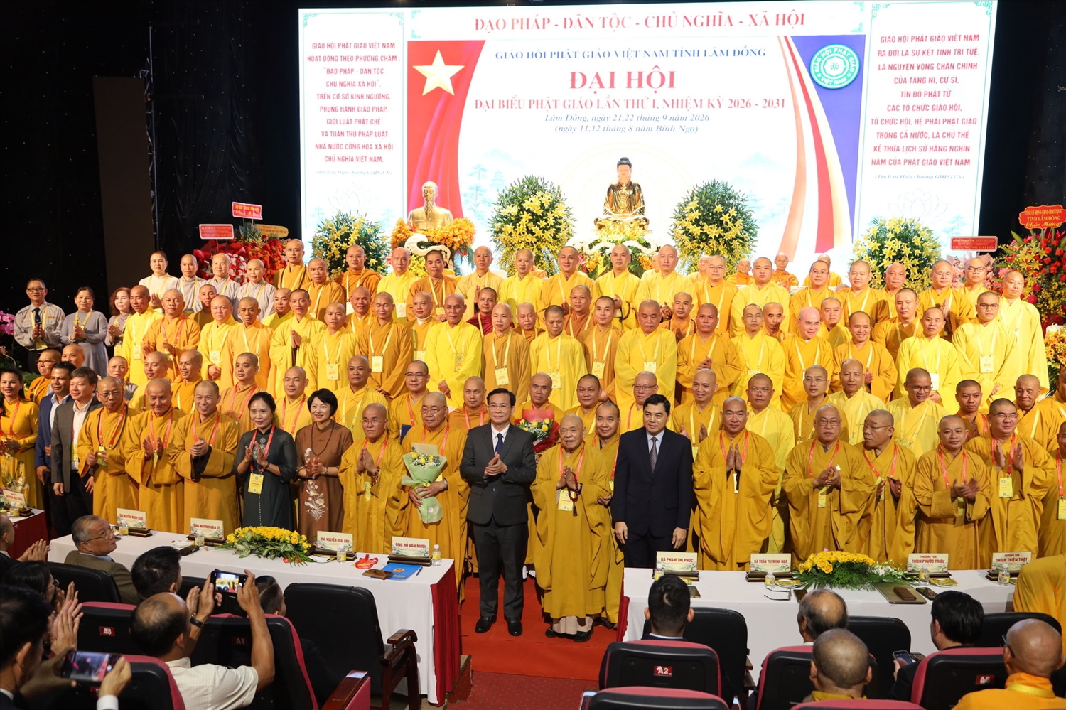 Các đại biểu chụp hình lưu niệm cùng tân Ban Trị sự Giáo hội Phật giáo Việt Nam tỉnh Lâm Đồng tại Đại hội
