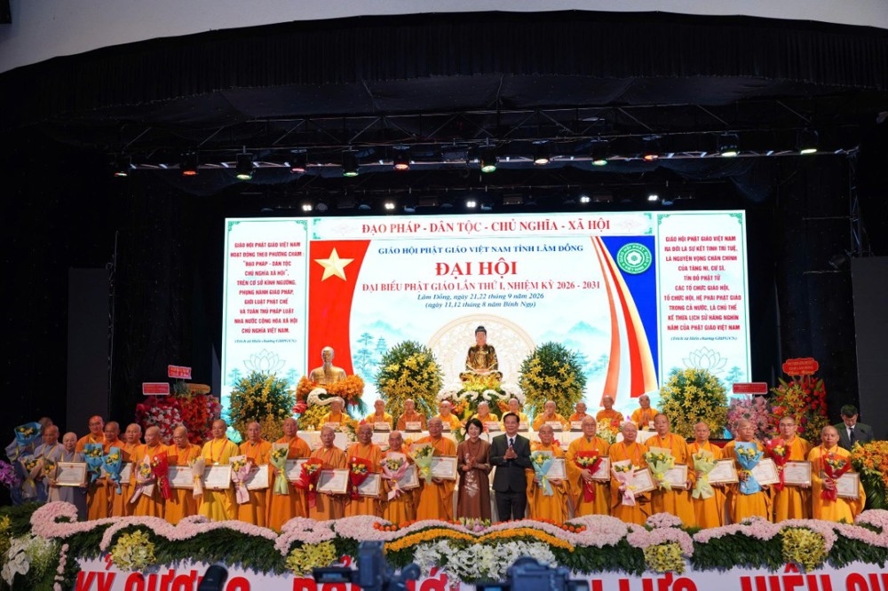 Lãnh đạo tỉnh Lâm Đồng trao Bằng khen và tặng hoa chúc mừng các cá nhân tại Đại hội