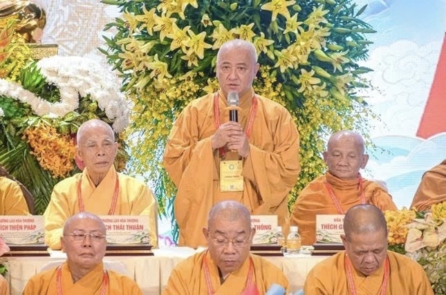 Hòa thượng Thích Huệ Thông, Phó Chủ tịch Hội đồng Trị sự, Trưởng Ban Pháp chế Phật giáo Trung ương Giáo hội Phật giáo Việt Nam phát biểu tại Đại hội