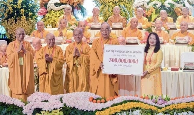 Giáo hội Phật giáo Việt Nam tỉnh Lâm Đồng trao bảng ủng hộ xây nhà Đại Đoàn Kết cho tỉnh Lâm Đồng