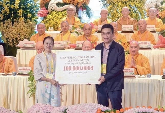 Câu lạc bộ Thiện nguyện chùa Pháp Hoa trao 100 triệu đồng xây nhà Đại đoàn kết