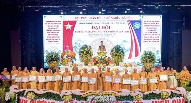 Trung ương Giáo hội Phật giáo Việt Nam trao Bằng Tuyên dương công đức cho các cá nhân
