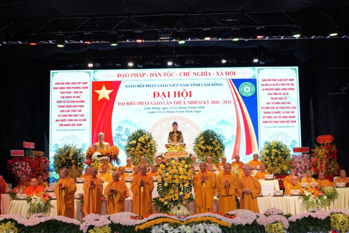 Văn phòng II Trung ương Giáo hội Phật giáo Việt Nam tặng hoa chúc mừng Đại hội