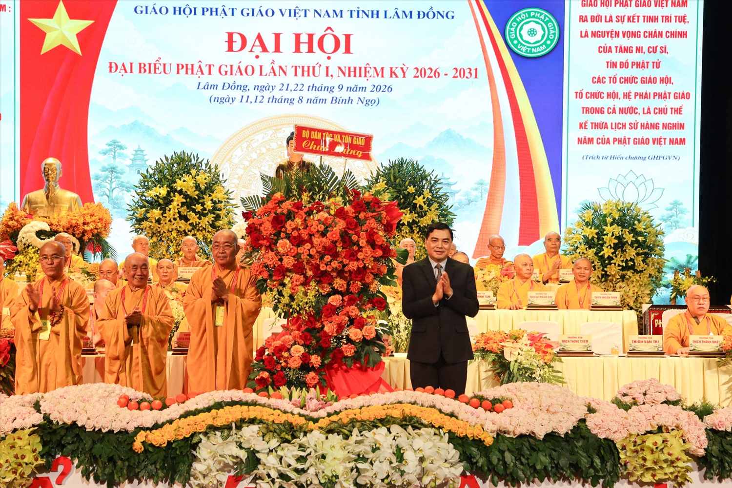 Ủy viên Trung ương Đảng, Thứ trưởng Thường trực Bộ Dân tộc và Tôn giáo Nguyễn Hoài Anh tặng lãng hoa chúc mừng Đại hội