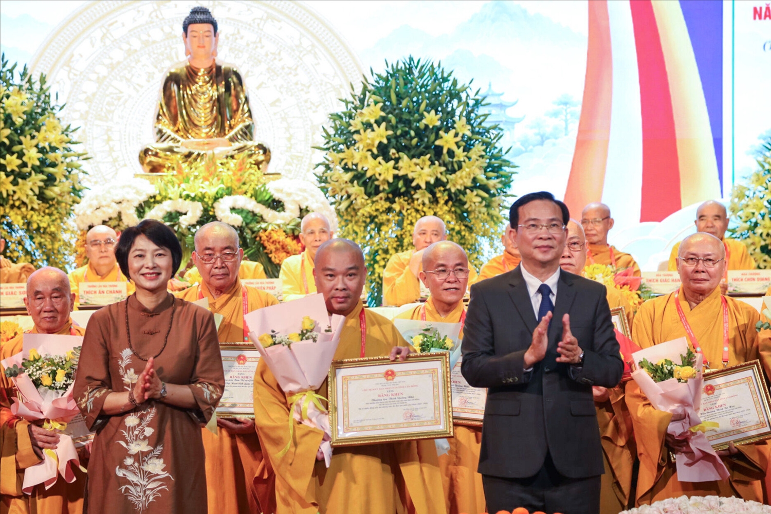 Lãnh đạo tỉnh Lâm Đồng trao Bằng khen cho các cá nhân có thành tích trong hoạt động an sinh xã hội và đồng hành cùng địa phương