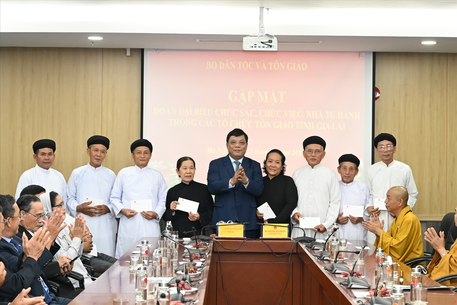Thứ trưởng Bộ Dân tộc và Tôn giáo Nguyễn Hải Trung tặng quà các đại biểu chức sắc, chức việc, nhà tu hành tỉnh Gia Lai tham dự buổi gặp mặt