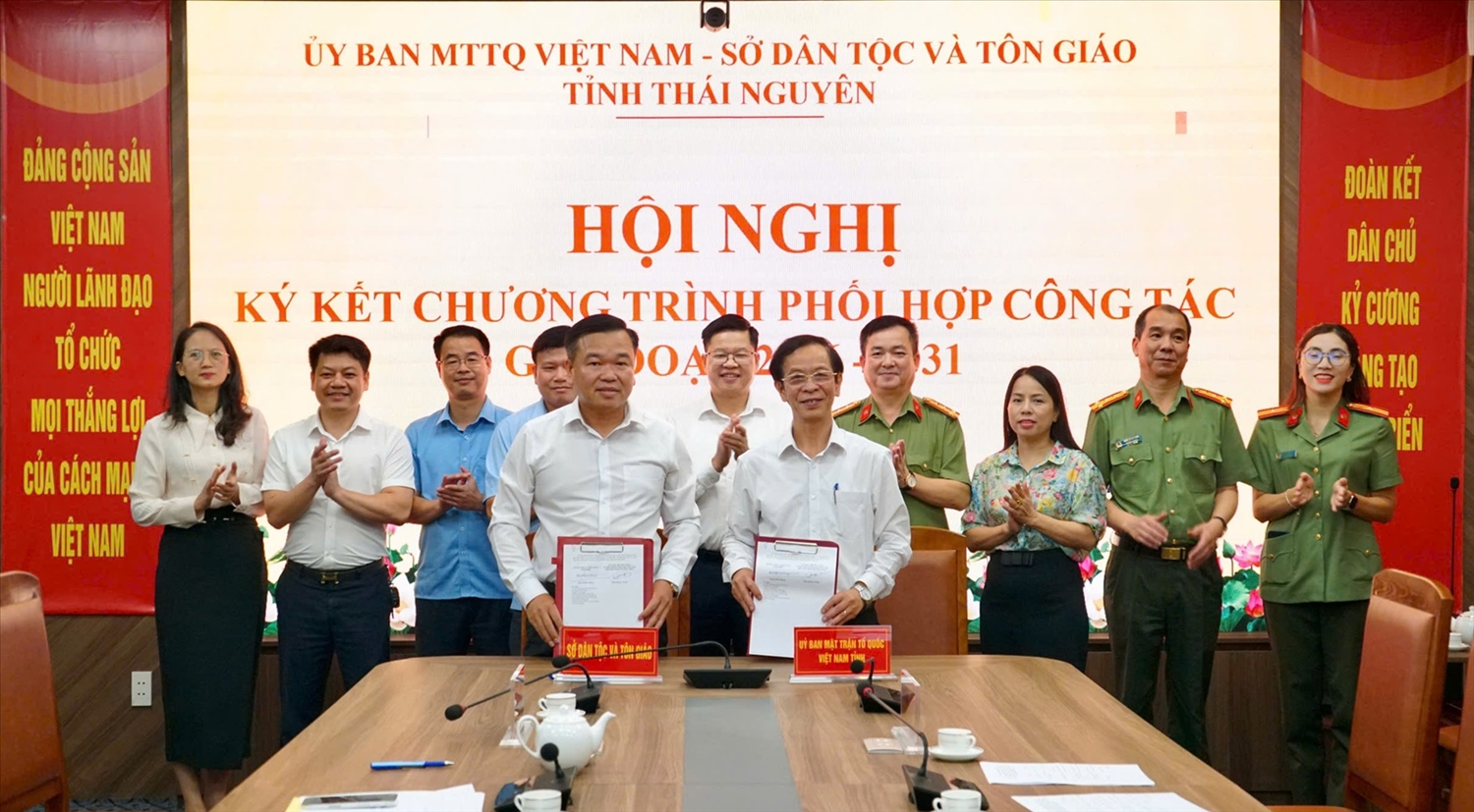 Lãnh đạo Sở Dân tộc và Tôn giáo tỉnh và Ban Thường trực Ủy ban MTTQ tỉnh ký kết Chương trình phối hợp công tác giai đoạn 2026-2031