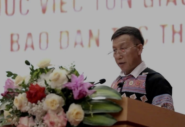 Các đại biểu tham luận, chia sẻ kinh nghiệm phát huy vai trò người có uy tín và chức sắc, chức việc tôn giáo trong công tác vận động Nhân dân tại cơ sở